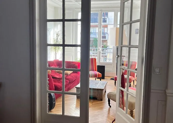 Typical Parisian Flat, Close To Metro & Bois
